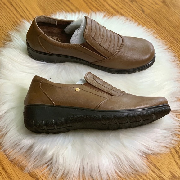 Easy Street Women's Slip On Proctor Flat, Tan/Gore, 6.5 M - Picture 4 of 9